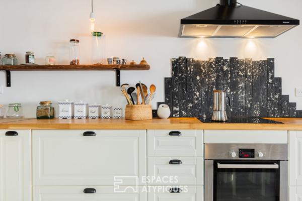 Lumineuse et élégante maison, véritable invitation à la douceur