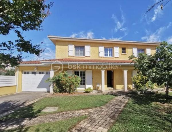 Laissez-vous séduire par cette magnifique villa de 230 m², aux volumes généreux et à la luminosité exceptionnelle, idéalement située à La Verpillière, à proximité immédiate des écoles, commerces et accès autoroutiers.

Dès l’entrée, vous serez charmé par une superbe hauteur cathédrale qui met en valeur les beaux volumes de la maison. Elle s’ouvre sur un vaste espace de vie d’environ 70 m², comprenant un séjour, une salle à manger, une cuisine américaine ouverte et un salon, offrant un cadre de vie convivial et chaleureux.

Au rez-de-chaussée, vous découvrirez également :

Deux chambres, dont une avec salle d’eau privative.
Un WC indépendant.
Une buanderie.
Un garage carrelé et isolé avec porte motorisée.
À l’étage, une mezzanine ouverte sur l’entrée dessert :

Quatre grandes chambres.
Un dressing.
Un WC indépendant avec lave-mains.
Une spacieuse salle de bains équipée d’une double vasque, d’une douche à l’italienne, d’une baignoire et d’un WC.
À l’extérieur, le terrain entièrement clos, arboré et soigneusement aménagé vous permettra de profiter pleinement des beaux jours. Vous bénéficierez également d’une piscine chauffée, sécurisée et entièrement automatisée avec pool house, ainsi que de belles terrasses propices à la détente.

Prestations de qualité :

Plancher chauffant au rez-de-chaussée.
Piscine chauffée et automatisée avec pool house.
Système de vidéosurveillance.
Adoucisseur d’eau.
Volets roulants motorisés.
Visiophone.
Portail motorisé.
Garage isolé avec porte motorisée.
Cette villa est un véritable havre de paix, alliant confort, espace et prestations haut de gamme, dans un environnement recherché à La Verpillière.


À découvrir sans tarder !