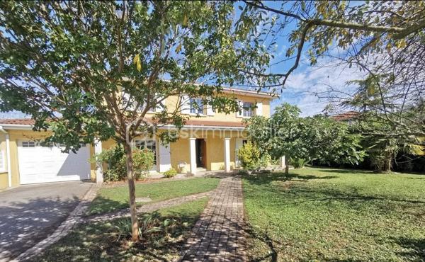 Laissez-vous séduire par cette magnifique villa de 230 m², aux volumes généreux et à la luminosité exceptionnelle, idéalement située à La Verpillière, à proximité immédiate des écoles, commerces et accès autoroutiers.

Dès l’entrée, vous serez charmé par une superbe hauteur cathédrale qui met en valeur les beaux volumes de la maison. Elle s’ouvre sur un vaste espace de vie d’environ 70 m², comprenant un séjour, une salle à manger, une cuisine américaine ouverte et un salon, offrant un cadre de vie convivial et chaleureux.

Au rez-de-chaussée, vous découvrirez également :

Deux chambres, dont une avec salle d’eau privative.
Un WC indépendant.
Une buanderie.
Un garage carrelé et isolé avec porte motorisée.
À l’étage, une mezzanine ouverte sur l’entrée dessert :

Quatre grandes chambres.
Un dressing.
Un WC indépendant avec lave-mains.
Une spacieuse salle de bains équipée d’une double vasque, d’une douche à l’italienne, d’une baignoire et d’un WC.
À l’extérieur, le terrain entièrement clos, arboré et soigneusement aménagé vous permettra de profiter pleinement des beaux jours. Vous bénéficierez également d’une piscine chauffée, sécurisée et entièrement automatisée avec pool house, ainsi que de belles terrasses propices à la détente.

Prestations de qualité :

Plancher chauffant au rez-de-chaussée.
Piscine chauffée et automatisée avec pool house.
Système de vidéosurveillance.
Adoucisseur d’eau.
Volets roulants motorisés.
Visiophone.
Portail motorisé.
Garage isolé avec porte motorisée.
Cette villa est un véritable havre de paix, alliant confort, espace et prestations haut de gamme, dans un environnement recherché à La Verpillière.


À découvrir sans tarder !