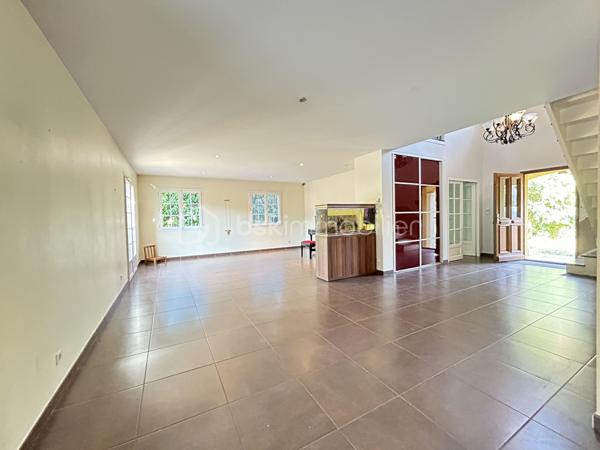 Laissez-vous séduire par cette magnifique villa de 230 m², aux volumes généreux et à la luminosité exceptionnelle, idéalement située à La Verpillière, à proximité immédiate des écoles, commerces et accès autoroutiers.

Dès l’entrée, vous serez charmé par une superbe hauteur cathédrale qui met en valeur les beaux volumes de la maison. Elle s’ouvre sur un vaste espace de vie d’environ 70 m², comprenant un séjour, une salle à manger, une cuisine américaine ouverte et un salon, offrant un cadre de vie convivial et chaleureux.

Au rez-de-chaussée, vous découvrirez également :

Deux chambres, dont une avec salle d’eau privative.
Un WC indépendant.
Une buanderie.
Un garage carrelé et isolé avec porte motorisée.
À l’étage, une mezzanine ouverte sur l’entrée dessert :

Quatre grandes chambres.
Un dressing.
Un WC indépendant avec lave-mains.
Une spacieuse salle de bains équipée d’une double vasque, d’une douche à l’italienne, d’une baignoire et d’un WC.
À l’extérieur, le terrain entièrement clos, arboré et soigneusement aménagé vous permettra de profiter pleinement des beaux jours. Vous bénéficierez également d’une piscine chauffée, sécurisée et entièrement automatisée avec pool house, ainsi que de belles terrasses propices à la détente.

Prestations de qualité :

Plancher chauffant au rez-de-chaussée.
Piscine chauffée et automatisée avec pool house.
Système de vidéosurveillance.
Adoucisseur d’eau.
Volets roulants motorisés.
Visiophone.
Portail motorisé.
Garage isolé avec porte motorisée.
Cette villa est un véritable havre de paix, alliant confort, espace et prestations haut de gamme, dans un environnement recherché à La Verpillière.


À découvrir sans tarder !