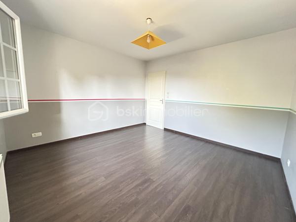 Laissez-vous séduire par cette magnifique villa de 230 m², aux volumes généreux et à la luminosité exceptionnelle, idéalement située à La Verpillière, à proximité immédiate des écoles, commerces et accès autoroutiers.

Dès l’entrée, vous serez charmé par une superbe hauteur cathédrale qui met en valeur les beaux volumes de la maison. Elle s’ouvre sur un vaste espace de vie d’environ 70 m², comprenant un séjour, une salle à manger, une cuisine américaine ouverte et un salon, offrant un cadre de vie convivial et chaleureux.

Au rez-de-chaussée, vous découvrirez également :

Deux chambres, dont une avec salle d’eau privative.
Un WC indépendant.
Une buanderie.
Un garage carrelé et isolé avec porte motorisée.
À l’étage, une mezzanine ouverte sur l’entrée dessert :

Quatre grandes chambres.
Un dressing.
Un WC indépendant avec lave-mains.
Une spacieuse salle de bains équipée d’une double vasque, d’une douche à l’italienne, d’une baignoire et d’un WC.
À l’extérieur, le terrain entièrement clos, arboré et soigneusement aménagé vous permettra de profiter pleinement des beaux jours. Vous bénéficierez également d’une piscine chauffée, sécurisée et entièrement automatisée avec pool house, ainsi que de belles terrasses propices à la détente.

Prestations de qualité :

Plancher chauffant au rez-de-chaussée.
Piscine chauffée et automatisée avec pool house.
Système de vidéosurveillance.
Adoucisseur d’eau.
Volets roulants motorisés.
Visiophone.
Portail motorisé.
Garage isolé avec porte motorisée.
Cette villa est un véritable havre de paix, alliant confort, espace et prestations haut de gamme, dans un environnement recherché à La Verpillière.


À découvrir sans tarder !
