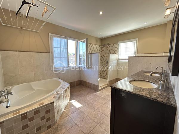 Laissez-vous séduire par cette magnifique villa de 230 m², aux volumes généreux et à la luminosité exceptionnelle, idéalement située à La Verpillière, à proximité immédiate des écoles, commerces et accès autoroutiers.

Dès l’entrée, vous serez charmé par une superbe hauteur cathédrale qui met en valeur les beaux volumes de la maison. Elle s’ouvre sur un vaste espace de vie d’environ 70 m², comprenant un séjour, une salle à manger, une cuisine américaine ouverte et un salon, offrant un cadre de vie convivial et chaleureux.

Au rez-de-chaussée, vous découvrirez également :

Deux chambres, dont une avec salle d’eau privative.
Un WC indépendant.
Une buanderie.
Un garage carrelé et isolé avec porte motorisée.
À l’étage, une mezzanine ouverte sur l’entrée dessert :

Quatre grandes chambres.
Un dressing.
Un WC indépendant avec lave-mains.
Une spacieuse salle de bains équipée d’une double vasque, d’une douche à l’italienne, d’une baignoire et d’un WC.
À l’extérieur, le terrain entièrement clos, arboré et soigneusement aménagé vous permettra de profiter pleinement des beaux jours. Vous bénéficierez également d’une piscine chauffée, sécurisée et entièrement automatisée avec pool house, ainsi que de belles terrasses propices à la détente.

Prestations de qualité :

Plancher chauffant au rez-de-chaussée.
Piscine chauffée et automatisée avec pool house.
Système de vidéosurveillance.
Adoucisseur d’eau.
Volets roulants motorisés.
Visiophone.
Portail motorisé.
Garage isolé avec porte motorisée.
Cette villa est un véritable havre de paix, alliant confort, espace et prestations haut de gamme, dans un environnement recherché à La Verpillière.


À découvrir sans tarder !
