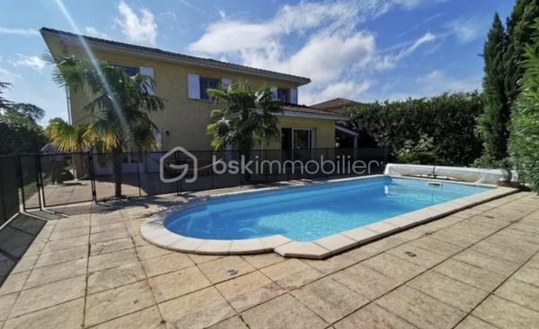 Laissez-vous séduire par cette magnifique villa de 230 m², aux volumes généreux et à la luminosité exceptionnelle, idéalement située à La Verpillière, à proximité immédiate des écoles, commerces et accès autoroutiers.

Dès l’entrée, vous serez charmé par une superbe hauteur cathédrale qui met en valeur les beaux volumes de la maison. Elle s’ouvre sur un vaste espace de vie d’environ 70 m², comprenant un séjour, une salle à manger, une cuisine américaine ouverte et un salon, offrant un cadre de vie convivial et chaleureux.

Au rez-de-chaussée, vous découvrirez également :

Deux chambres, dont une avec salle d’eau privative.
Un WC indépendant.
Une buanderie.
Un garage carrelé et isolé avec porte motorisée.
À l’étage, une mezzanine ouverte sur l’entrée dessert :

Quatre grandes chambres.
Un dressing.
Un WC indépendant avec lave-mains.
Une spacieuse salle de bains équipée d’une double vasque, d’une douche à l’italienne, d’une baignoire et d’un WC.
À l’extérieur, le terrain entièrement clos, arboré et soigneusement aménagé vous permettra de profiter pleinement des beaux jours. Vous bénéficierez également d’une piscine chauffée, sécurisée et entièrement automatisée avec pool house, ainsi que de belles terrasses propices à la détente.

Prestations de qualité :

Plancher chauffant au rez-de-chaussée.
Piscine chauffée et automatisée avec pool house.
Système de vidéosurveillance.
Adoucisseur d’eau.
Volets roulants motorisés.
Visiophone.
Portail motorisé.
Garage isolé avec porte motorisée.
Cette villa est un véritable havre de paix, alliant confort, espace et prestations haut de gamme, dans un environnement recherché à La Verpillière.


À découvrir sans tarder !