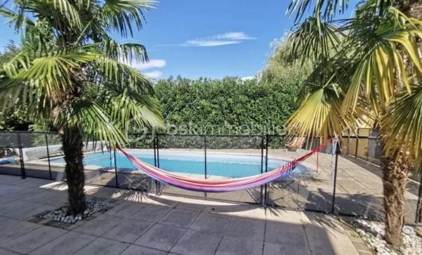 Laissez-vous séduire par cette magnifique villa de 230 m², aux volumes généreux et à la luminosité exceptionnelle, idéalement située à La Verpillière, à proximité immédiate des écoles, commerces et accès autoroutiers.

Dès l’entrée, vous serez charmé par une superbe hauteur cathédrale qui met en valeur les beaux volumes de la maison. Elle s’ouvre sur un vaste espace de vie d’environ 70 m², comprenant un séjour, une salle à manger, une cuisine américaine ouverte et un salon, offrant un cadre de vie convivial et chaleureux.

Au rez-de-chaussée, vous découvrirez également :

Deux chambres, dont une avec salle d’eau privative.
Un WC indépendant.
Une buanderie.
Un garage carrelé et isolé avec porte motorisée.
À l’étage, une mezzanine ouverte sur l’entrée dessert :

Quatre grandes chambres.
Un dressing.
Un WC indépendant avec lave-mains.
Une spacieuse salle de bains équipée d’une double vasque, d’une douche à l’italienne, d’une baignoire et d’un WC.
À l’extérieur, le terrain entièrement clos, arboré et soigneusement aménagé vous permettra de profiter pleinement des beaux jours. Vous bénéficierez également d’une piscine chauffée, sécurisée et entièrement automatisée avec pool house, ainsi que de belles terrasses propices à la détente.

Prestations de qualité :

Plancher chauffant au rez-de-chaussée.
Piscine chauffée et automatisée avec pool house.
Système de vidéosurveillance.
Adoucisseur d’eau.
Volets roulants motorisés.
Visiophone.
Portail motorisé.
Garage isolé avec porte motorisée.
Cette villa est un véritable havre de paix, alliant confort, espace et prestations haut de gamme, dans un environnement recherché à La Verpillière.


À découvrir sans tarder !