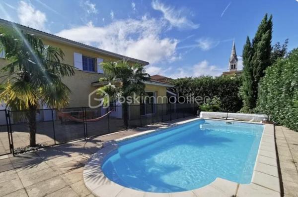 Laissez-vous séduire par cette magnifique villa de 230 m², aux volumes généreux et à la luminosité exceptionnelle, idéalement située à La Verpillière, à proximité immédiate des écoles, commerces et accès autoroutiers.

Dès l’entrée, vous serez charmé par une superbe hauteur cathédrale qui met en valeur les beaux volumes de la maison. Elle s’ouvre sur un vaste espace de vie d’environ 70 m², comprenant un séjour, une salle à manger, une cuisine américaine ouverte et un salon, offrant un cadre de vie convivial et chaleureux.

Au rez-de-chaussée, vous découvrirez également :

Deux chambres, dont une avec salle d’eau privative.
Un WC indépendant.
Une buanderie.
Un garage carrelé et isolé avec porte motorisée.
À l’étage, une mezzanine ouverte sur l’entrée dessert :

Quatre grandes chambres.
Un dressing.
Un WC indépendant avec lave-mains.
Une spacieuse salle de bains équipée d’une double vasque, d’une douche à l’italienne, d’une baignoire et d’un WC.
À l’extérieur, le terrain entièrement clos, arboré et soigneusement aménagé vous permettra de profiter pleinement des beaux jours. Vous bénéficierez également d’une piscine chauffée, sécurisée et entièrement automatisée avec pool house, ainsi que de belles terrasses propices à la détente.

Prestations de qualité :

Plancher chauffant au rez-de-chaussée.
Piscine chauffée et automatisée avec pool house.
Système de vidéosurveillance.
Adoucisseur d’eau.
Volets roulants motorisés.
Visiophone.
Portail motorisé.
Garage isolé avec porte motorisée.
Cette villa est un véritable havre de paix, alliant confort, espace et prestations haut de gamme, dans un environnement recherché à La Verpillière.


À découvrir sans tarder !