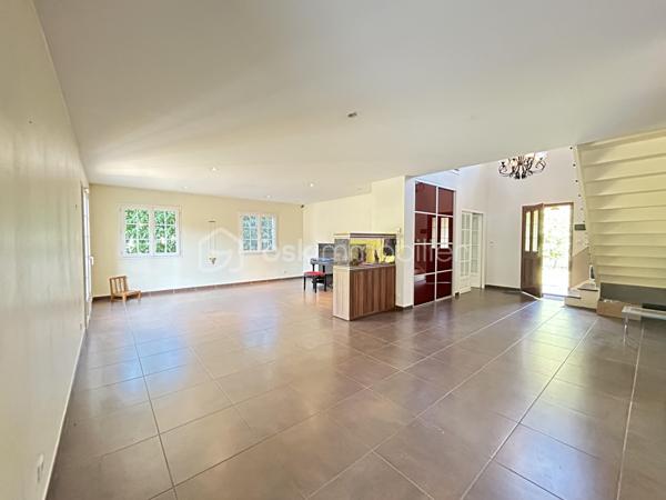 Laissez-vous séduire par cette magnifique villa de 230 m², aux volumes généreux et à la luminosité exceptionnelle, idéalement située à La Verpillière, à proximité immédiate des écoles, commerces et accès autoroutiers.

Dès l’entrée, vous serez charmé par une superbe hauteur cathédrale qui met en valeur les beaux volumes de la maison. Elle s’ouvre sur un vaste espace de vie d’environ 70 m², comprenant un séjour, une salle à manger, une cuisine américaine ouverte et un salon, offrant un cadre de vie convivial et chaleureux.

Au rez-de-chaussée, vous découvrirez également :

Deux chambres, dont une avec salle d’eau privative.
Un WC indépendant.
Une buanderie.
Un garage carrelé et isolé avec porte motorisée.
À l’étage, une mezzanine ouverte sur l’entrée dessert :

Quatre grandes chambres.
Un dressing.
Un WC indépendant avec lave-mains.
Une spacieuse salle de bains équipée d’une double vasque, d’une douche à l’italienne, d’une baignoire et d’un WC.
À l’extérieur, le terrain entièrement clos, arboré et soigneusement aménagé vous permettra de profiter pleinement des beaux jours. Vous bénéficierez également d’une piscine chauffée, sécurisée et entièrement automatisée avec pool house, ainsi que de belles terrasses propices à la détente.

Prestations de qualité :

Plancher chauffant au rez-de-chaussée.
Piscine chauffée et automatisée avec pool house.
Système de vidéosurveillance.
Adoucisseur d’eau.
Volets roulants motorisés.
Visiophone.
Portail motorisé.
Garage isolé avec porte motorisée.
Cette villa est un véritable havre de paix, alliant confort, espace et prestations haut de gamme, dans un environnement recherché à La Verpillière.


À découvrir sans tarder !