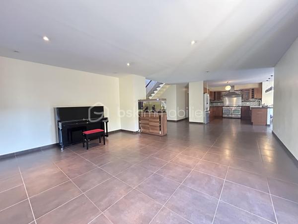 Laissez-vous séduire par cette magnifique villa de 230 m², aux volumes généreux et à la luminosité exceptionnelle, idéalement située à La Verpillière, à proximité immédiate des écoles, commerces et accès autoroutiers.

Dès l’entrée, vous serez charmé par une superbe hauteur cathédrale qui met en valeur les beaux volumes de la maison. Elle s’ouvre sur un vaste espace de vie d’environ 70 m², comprenant un séjour, une salle à manger, une cuisine américaine ouverte et un salon, offrant un cadre de vie convivial et chaleureux.

Au rez-de-chaussée, vous découvrirez également :

Deux chambres, dont une avec salle d’eau privative.
Un WC indépendant.
Une buanderie.
Un garage carrelé et isolé avec porte motorisée.
À l’étage, une mezzanine ouverte sur l’entrée dessert :

Quatre grandes chambres.
Un dressing.
Un WC indépendant avec lave-mains.
Une spacieuse salle de bains équipée d’une double vasque, d’une douche à l’italienne, d’une baignoire et d’un WC.
À l’extérieur, le terrain entièrement clos, arboré et soigneusement aménagé vous permettra de profiter pleinement des beaux jours. Vous bénéficierez également d’une piscine chauffée, sécurisée et entièrement automatisée avec pool house, ainsi que de belles terrasses propices à la détente.

Prestations de qualité :

Plancher chauffant au rez-de-chaussée.
Piscine chauffée et automatisée avec pool house.
Système de vidéosurveillance.
Adoucisseur d’eau.
Volets roulants motorisés.
Visiophone.
Portail motorisé.
Garage isolé avec porte motorisée.
Cette villa est un véritable havre de paix, alliant confort, espace et prestations haut de gamme, dans un environnement recherché à La Verpillière.


À découvrir sans tarder !