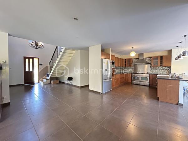 Laissez-vous séduire par cette magnifique villa de 230 m², aux volumes généreux et à la luminosité exceptionnelle, idéalement située à La Verpillière, à proximité immédiate des écoles, commerces et accès autoroutiers.

Dès l’entrée, vous serez charmé par une superbe hauteur cathédrale qui met en valeur les beaux volumes de la maison. Elle s’ouvre sur un vaste espace de vie d’environ 70 m², comprenant un séjour, une salle à manger, une cuisine américaine ouverte et un salon, offrant un cadre de vie convivial et chaleureux.

Au rez-de-chaussée, vous découvrirez également :

Deux chambres, dont une avec salle d’eau privative.
Un WC indépendant.
Une buanderie.
Un garage carrelé et isolé avec porte motorisée.
À l’étage, une mezzanine ouverte sur l’entrée dessert :

Quatre grandes chambres.
Un dressing.
Un WC indépendant avec lave-mains.
Une spacieuse salle de bains équipée d’une double vasque, d’une douche à l’italienne, d’une baignoire et d’un WC.
À l’extérieur, le terrain entièrement clos, arboré et soigneusement aménagé vous permettra de profiter pleinement des beaux jours. Vous bénéficierez également d’une piscine chauffée, sécurisée et entièrement automatisée avec pool house, ainsi que de belles terrasses propices à la détente.

Prestations de qualité :

Plancher chauffant au rez-de-chaussée.
Piscine chauffée et automatisée avec pool house.
Système de vidéosurveillance.
Adoucisseur d’eau.
Volets roulants motorisés.
Visiophone.
Portail motorisé.
Garage isolé avec porte motorisée.
Cette villa est un véritable havre de paix, alliant confort, espace et prestations haut de gamme, dans un environnement recherché à La Verpillière.


À découvrir sans tarder !
