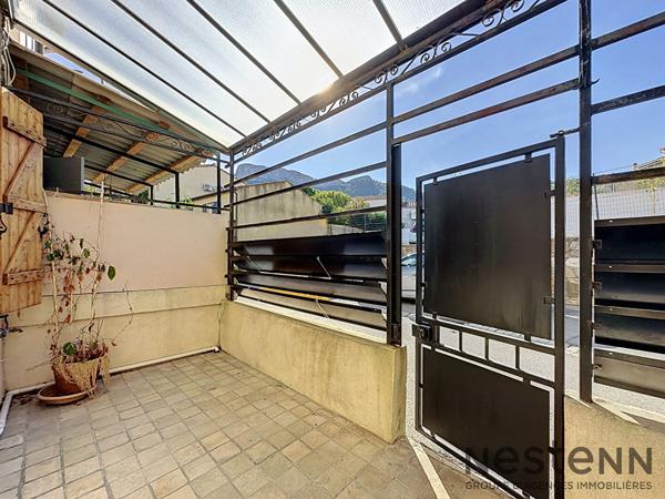 Maison de ville rénovée avec goût à Cadolive