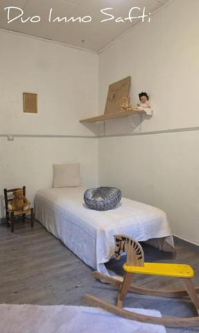 Logements et jardin - opportunité de rénovation à Pierrevert!