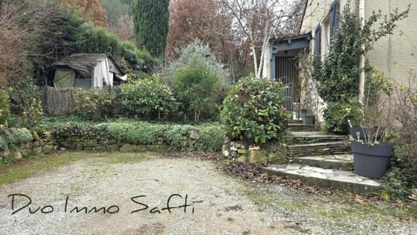 Logements et jardin - opportunité de rénovation à Pierrevert!