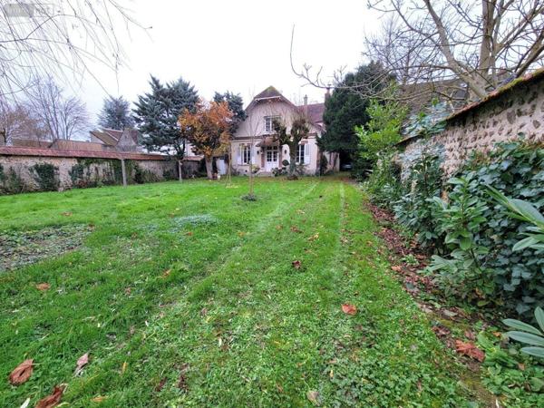 Maison de ville à vendre à Cloyes-les-Trois-Rivières dans l'Eure-et-Loir (28220), ref : JS/831   
Centre ville