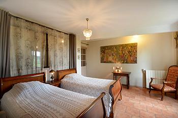 L'Isle-sur-la-Sorgue (84800) VENDU Imposant Mas dans village typique