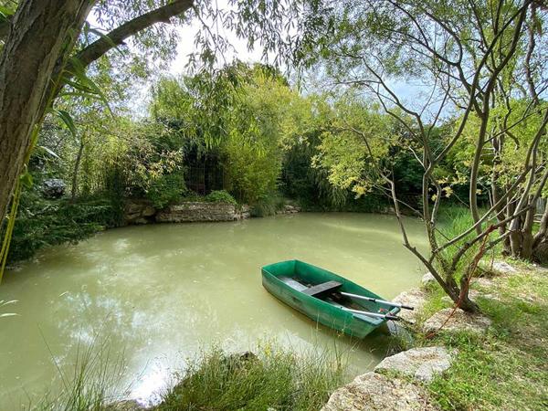 L'Isle-sur-la-Sorgue (84800) VENDU Imposant Mas dans village typique