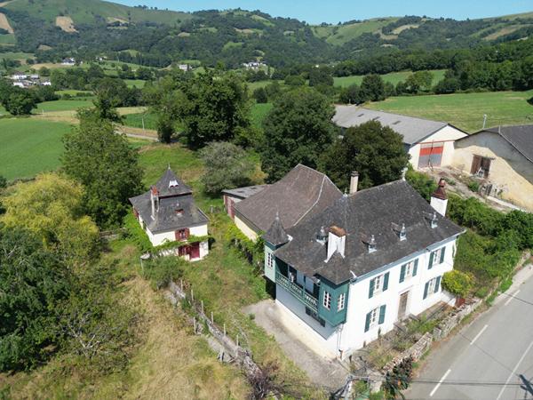 Bâtisse de 1844 à rénover ? Gros potentiel au coeur d'un village calme, entre Mauléon et Saint-Jean-Pied-de-Port