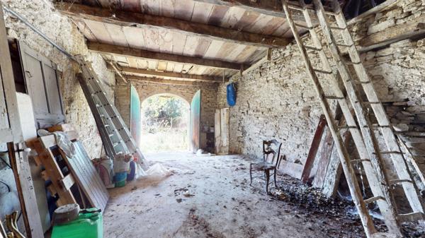 Bâtisse de 1844 à rénover ? Gros potentiel au coeur d'un village calme, entre Mauléon et Saint-Jean-Pied-de-Port