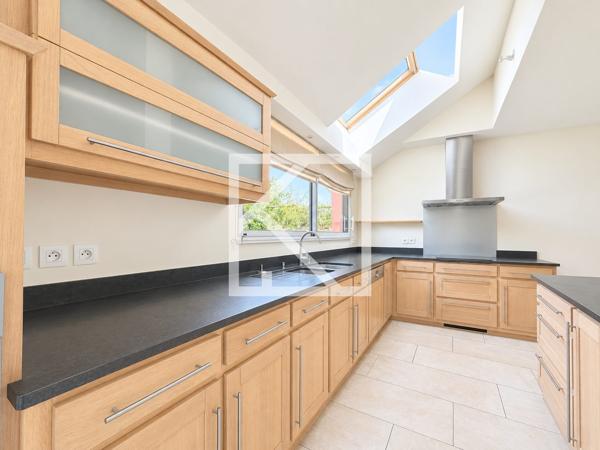 MAISON D'ARCHITECTE SIX CHAMBRES ENTRE CENTRE VILLE ET HOPITAL
