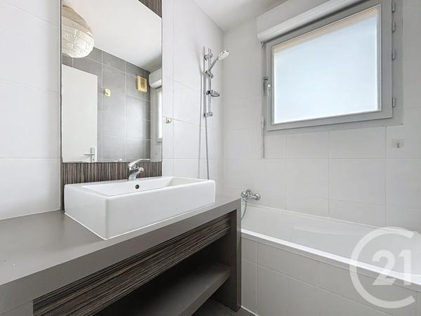 Appartement F3 à vendre  3 pièces - 63 m 2   MARSEILLE  - 13002