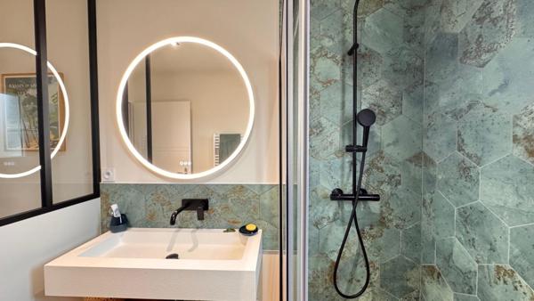 Superbe villa de plain-pied, sur beau jardin intimiste