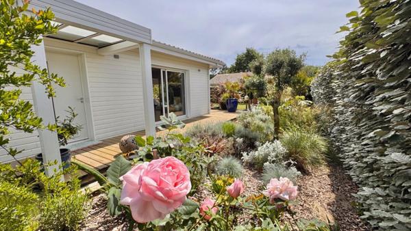 Superbe villa de plain-pied, sur beau jardin intimiste