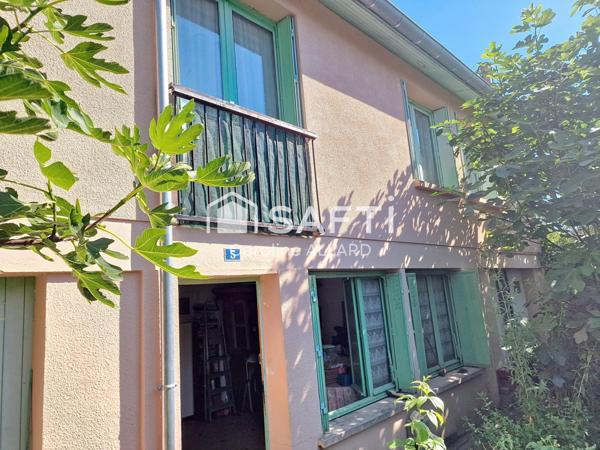 Maison comprenant salon, cuisine, salle de bains, toilette, 3 chambres, salon et cuisine d'été, 2 garages sur une parcelle de 328m². Ce bien possède un système de pompe à chaleur air/eau récent, l'isolation a été faite dans les combles et les plafonds des garages.