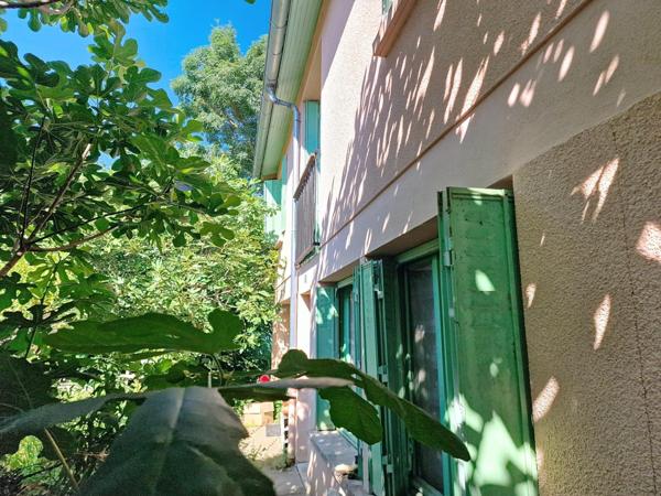Maison comprenant salon, cuisine, salle de bains, toilette, 3 chambres, salon et cuisine d'été, 2 garages sur une parcelle de 328m². Ce bien possède un système de pompe à chaleur air/eau récent, l'isolation a été faite dans les combles et les plafonds des garages.