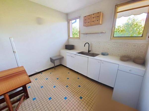 Maison comprenant salon, cuisine, salle de bains, toilette, 3 chambres, salon et cuisine d'été, 2 garages sur une parcelle de 328m². Ce bien possède un système de pompe à chaleur air/eau récent, l'isolation a été faite dans les combles et les plafonds des garages.