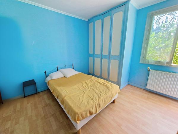 Maison comprenant salon, cuisine, salle de bains, toilette, 3 chambres, salon et cuisine d'été, 2 garages sur une parcelle de 328m². Ce bien possède un système de pompe à chaleur air/eau récent, l'isolation a été faite dans les combles et les plafonds des garages.