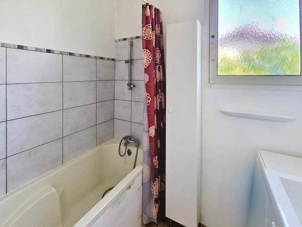 Maison comprenant salon, cuisine, salle de bains, toilette, 3 chambres, salon et cuisine d'été, 2 garages sur une parcelle de 328m². Ce bien possède un système de pompe à chaleur air/eau récent, l'isolation a été faite dans les combles et les plafonds des garages.