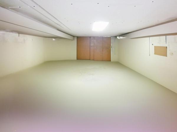 Maison comprenant salon, cuisine, salle de bains, toilette, 3 chambres, salon et cuisine d'été, 2 garages sur une parcelle de 328m². Ce bien possède un système de pompe à chaleur air/eau récent, l'isolation a été faite dans les combles et les plafonds des garages.