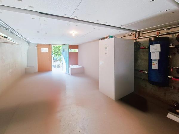 Maison comprenant salon, cuisine, salle de bains, toilette, 3 chambres, salon et cuisine d'été, 2 garages sur une parcelle de 328m². Ce bien possède un système de pompe à chaleur air/eau récent, l'isolation a été faite dans les combles et les plafonds des garages.