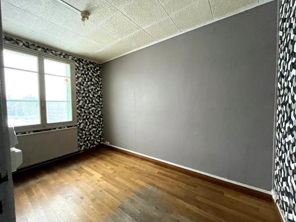 Maison avec petites dépendances et garage