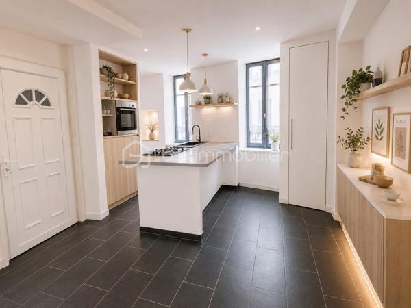 Appartement atypique au cœur d’Annonay – Place des Cordeliers

Venez découvrir cet appartement atypique et plein de charme, idéalement situé en plein centre d’Annonay, sur la très prisée Place des Cordeliers.

Situé dans un immeuble intimiste composé uniquement d’un commerce au rez-de-chaussée et de cet appartement, ce bien offre un cadre de vie original et agréable, à proximité immédiate de toutes les commodités.

L’appartement se répartit sur 4 niveaux :

1er niveau : une cuisine ouverte sur un salon lumineux et convivial.
2ème niveau : deux chambres, dont une disposant de sa propre salle d’eau avec WC.
3ème niveau : une troisième chambre avec salle de bain et un grand dressing.
4ème niveau : des combles aménagés en une véritable suite parentale, avec salle d’eau et WC.

Grâce à sa configuration et à ses volumes, ce bien peut parfaitement convenir à un jeune couple, à un projet de colocation, ou représenter une opportunité intéressante pour un investisseur.

🚗 Des places de parking située à proximité complète ce bien.

✨ Un home staging a été réalisé afin de vous permettre de mieux vous projeter dans les différents espaces et de révéler tout le potentiel de cet appartement.

Un bien atypique, rare en centre-ville, à découvrir sans tarder !