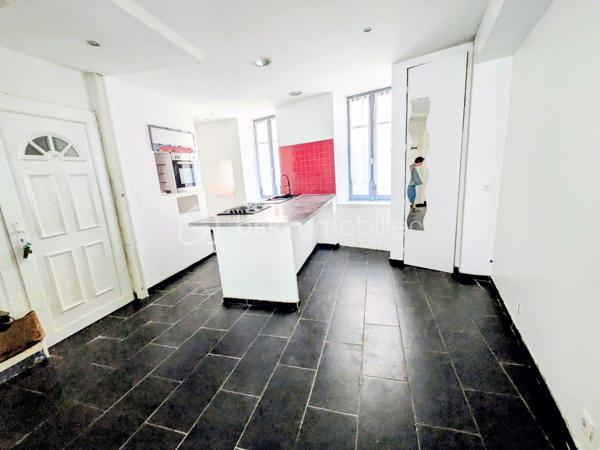 Appartement atypique au cœur d’Annonay – Place des Cordeliers

Venez découvrir cet appartement atypique et plein de charme, idéalement situé en plein centre d’Annonay, sur la très prisée Place des Cordeliers.

Situé dans un immeuble intimiste composé uniquement d’un commerce au rez-de-chaussée et de cet appartement, ce bien offre un cadre de vie original et agréable, à proximité immédiate de toutes les commodités.

L’appartement se répartit sur 4 niveaux :

1er niveau : une cuisine ouverte sur un salon lumineux et convivial.
2ème niveau : deux chambres, dont une disposant de sa propre salle d’eau avec WC.
3ème niveau : une troisième chambre avec salle de bain et un grand dressing.
4ème niveau : des combles aménagés en une véritable suite parentale, avec salle d’eau et WC.

Grâce à sa configuration et à ses volumes, ce bien peut parfaitement convenir à un jeune couple, à un projet de colocation, ou représenter une opportunité intéressante pour un investisseur.

🚗 Des places de parking située à proximité complète ce bien.

✨ Un home staging a été réalisé afin de vous permettre de mieux vous projeter dans les différents espaces et de révéler tout le potentiel de cet appartement.

Un bien atypique, rare en centre-ville, à découvrir sans tarder !