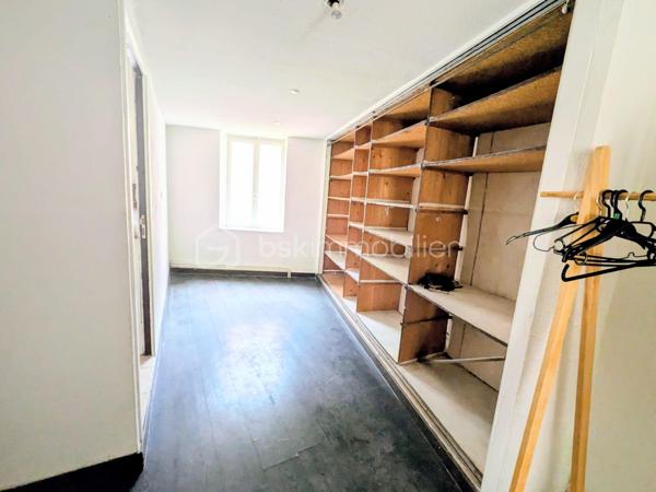 Appartement atypique au cœur d’Annonay – Place des Cordeliers

Venez découvrir cet appartement atypique et plein de charme, idéalement situé en plein centre d’Annonay, sur la très prisée Place des Cordeliers.

Situé dans un immeuble intimiste composé uniquement d’un commerce au rez-de-chaussée et de cet appartement, ce bien offre un cadre de vie original et agréable, à proximité immédiate de toutes les commodités.

L’appartement se répartit sur 4 niveaux :

1er niveau : une cuisine ouverte sur un salon lumineux et convivial.
2ème niveau : deux chambres, dont une disposant de sa propre salle d’eau avec WC.
3ème niveau : une troisième chambre avec salle de bain et un grand dressing.
4ème niveau : des combles aménagés en une véritable suite parentale, avec salle d’eau et WC.

Grâce à sa configuration et à ses volumes, ce bien peut parfaitement convenir à un jeune couple, à un projet de colocation, ou représenter une opportunité intéressante pour un investisseur.

🚗 Des places de parking située à proximité complète ce bien.

✨ Un home staging a été réalisé afin de vous permettre de mieux vous projeter dans les différents espaces et de révéler tout le potentiel de cet appartement.

Un bien atypique, rare en centre-ville, à découvrir sans tarder !