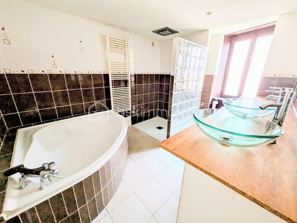 Appartement atypique au cœur d’Annonay – Place des Cordeliers

Venez découvrir cet appartement atypique et plein de charme, idéalement situé en plein centre d’Annonay, sur la très prisée Place des Cordeliers.

Situé dans un immeuble intimiste composé uniquement d’un commerce au rez-de-chaussée et de cet appartement, ce bien offre un cadre de vie original et agréable, à proximité immédiate de toutes les commodités.

L’appartement se répartit sur 4 niveaux :

1er niveau : une cuisine ouverte sur un salon lumineux et convivial.
2ème niveau : deux chambres, dont une disposant de sa propre salle d’eau avec WC.
3ème niveau : une troisième chambre avec salle de bain et un grand dressing.
4ème niveau : des combles aménagés en une véritable suite parentale, avec salle d’eau et WC.

Grâce à sa configuration et à ses volumes, ce bien peut parfaitement convenir à un jeune couple, à un projet de colocation, ou représenter une opportunité intéressante pour un investisseur.

🚗 Des places de parking située à proximité complète ce bien.

✨ Un home staging a été réalisé afin de vous permettre de mieux vous projeter dans les différents espaces et de révéler tout le potentiel de cet appartement.

Un bien atypique, rare en centre-ville, à découvrir sans tarder !