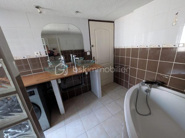 Appartement atypique au cœur d’Annonay – Place des Cordeliers

Venez découvrir cet appartement atypique et plein de charme, idéalement situé en plein centre d’Annonay, sur la très prisée Place des Cordeliers.

Situé dans un immeuble intimiste composé uniquement d’un commerce au rez-de-chaussée et de cet appartement, ce bien offre un cadre de vie original et agréable, à proximité immédiate de toutes les commodités.

L’appartement se répartit sur 4 niveaux :

1er niveau : une cuisine ouverte sur un salon lumineux et convivial.
2ème niveau : deux chambres, dont une disposant de sa propre salle d’eau avec WC.
3ème niveau : une troisième chambre avec salle de bain et un grand dressing.
4ème niveau : des combles aménagés en une véritable suite parentale, avec salle d’eau et WC.

Grâce à sa configuration et à ses volumes, ce bien peut parfaitement convenir à un jeune couple, à un projet de colocation, ou représenter une opportunité intéressante pour un investisseur.

🚗 Des places de parking située à proximité complète ce bien.

✨ Un home staging a été réalisé afin de vous permettre de mieux vous projeter dans les différents espaces et de révéler tout le potentiel de cet appartement.

Un bien atypique, rare en centre-ville, à découvrir sans tarder !
