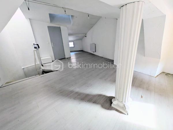 Appartement atypique au cœur d’Annonay – Place des Cordeliers

Venez découvrir cet appartement atypique et plein de charme, idéalement situé en plein centre d’Annonay, sur la très prisée Place des Cordeliers.

Situé dans un immeuble intimiste composé uniquement d’un commerce au rez-de-chaussée et de cet appartement, ce bien offre un cadre de vie original et agréable, à proximité immédiate de toutes les commodités.

L’appartement se répartit sur 4 niveaux :

1er niveau : une cuisine ouverte sur un salon lumineux et convivial.
2ème niveau : deux chambres, dont une disposant de sa propre salle d’eau avec WC.
3ème niveau : une troisième chambre avec salle de bain et un grand dressing.
4ème niveau : des combles aménagés en une véritable suite parentale, avec salle d’eau et WC.

Grâce à sa configuration et à ses volumes, ce bien peut parfaitement convenir à un jeune couple, à un projet de colocation, ou représenter une opportunité intéressante pour un investisseur.

🚗 Des places de parking située à proximité complète ce bien.

✨ Un home staging a été réalisé afin de vous permettre de mieux vous projeter dans les différents espaces et de révéler tout le potentiel de cet appartement.

Un bien atypique, rare en centre-ville, à découvrir sans tarder !