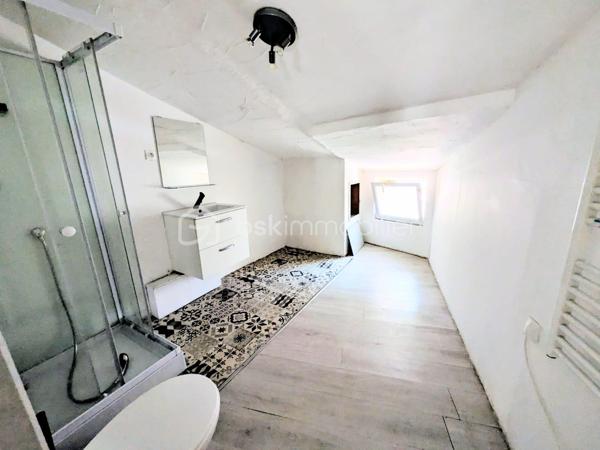 Appartement atypique au cœur d’Annonay – Place des Cordeliers

Venez découvrir cet appartement atypique et plein de charme, idéalement situé en plein centre d’Annonay, sur la très prisée Place des Cordeliers.

Situé dans un immeuble intimiste composé uniquement d’un commerce au rez-de-chaussée et de cet appartement, ce bien offre un cadre de vie original et agréable, à proximité immédiate de toutes les commodités.

L’appartement se répartit sur 4 niveaux :

1er niveau : une cuisine ouverte sur un salon lumineux et convivial.
2ème niveau : deux chambres, dont une disposant de sa propre salle d’eau avec WC.
3ème niveau : une troisième chambre avec salle de bain et un grand dressing.
4ème niveau : des combles aménagés en une véritable suite parentale, avec salle d’eau et WC.

Grâce à sa configuration et à ses volumes, ce bien peut parfaitement convenir à un jeune couple, à un projet de colocation, ou représenter une opportunité intéressante pour un investisseur.

🚗 Des places de parking située à proximité complète ce bien.

✨ Un home staging a été réalisé afin de vous permettre de mieux vous projeter dans les différents espaces et de révéler tout le potentiel de cet appartement.

Un bien atypique, rare en centre-ville, à découvrir sans tarder !