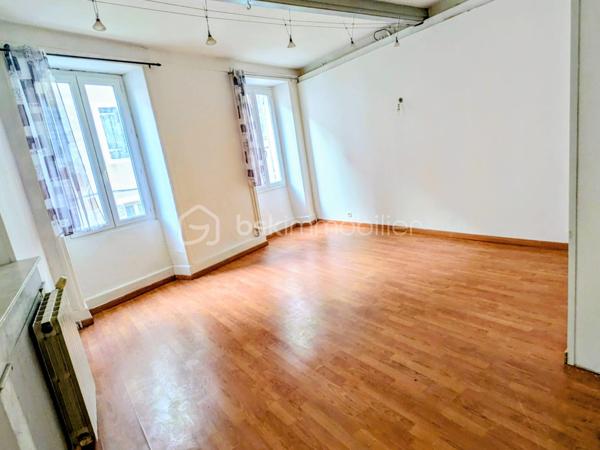 Appartement atypique au cœur d’Annonay – Place des Cordeliers

Venez découvrir cet appartement atypique et plein de charme, idéalement situé en plein centre d’Annonay, sur la très prisée Place des Cordeliers.

Situé dans un immeuble intimiste composé uniquement d’un commerce au rez-de-chaussée et de cet appartement, ce bien offre un cadre de vie original et agréable, à proximité immédiate de toutes les commodités.

L’appartement se répartit sur 4 niveaux :

1er niveau : une cuisine ouverte sur un salon lumineux et convivial.
2ème niveau : deux chambres, dont une disposant de sa propre salle d’eau avec WC.
3ème niveau : une troisième chambre avec salle de bain et un grand dressing.
4ème niveau : des combles aménagés en une véritable suite parentale, avec salle d’eau et WC.

Grâce à sa configuration et à ses volumes, ce bien peut parfaitement convenir à un jeune couple, à un projet de colocation, ou représenter une opportunité intéressante pour un investisseur.

🚗 Des places de parking située à proximité complète ce bien.

✨ Un home staging a été réalisé afin de vous permettre de mieux vous projeter dans les différents espaces et de révéler tout le potentiel de cet appartement.

Un bien atypique, rare en centre-ville, à découvrir sans tarder !