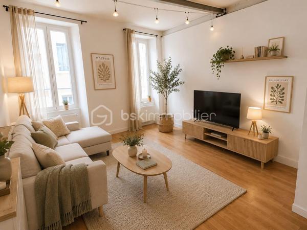 Appartement atypique au cœur d’Annonay – Place des Cordeliers

Venez découvrir cet appartement atypique et plein de charme, idéalement situé en plein centre d’Annonay, sur la très prisée Place des Cordeliers.

Situé dans un immeuble intimiste composé uniquement d’un commerce au rez-de-chaussée et de cet appartement, ce bien offre un cadre de vie original et agréable, à proximité immédiate de toutes les commodités.

L’appartement se répartit sur 4 niveaux :

1er niveau : une cuisine ouverte sur un salon lumineux et convivial.
2ème niveau : deux chambres, dont une disposant de sa propre salle d’eau avec WC.
3ème niveau : une troisième chambre avec salle de bain et un grand dressing.
4ème niveau : des combles aménagés en une véritable suite parentale, avec salle d’eau et WC.

Grâce à sa configuration et à ses volumes, ce bien peut parfaitement convenir à un jeune couple, à un projet de colocation, ou représenter une opportunité intéressante pour un investisseur.

🚗 Des places de parking située à proximité complète ce bien.

✨ Un home staging a été réalisé afin de vous permettre de mieux vous projeter dans les différents espaces et de révéler tout le potentiel de cet appartement.

Un bien atypique, rare en centre-ville, à découvrir sans tarder !
