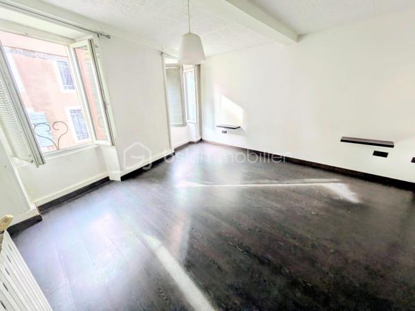 Appartement atypique au cœur d’Annonay – Place des Cordeliers

Venez découvrir cet appartement atypique et plein de charme, idéalement situé en plein centre d’Annonay, sur la très prisée Place des Cordeliers.

Situé dans un immeuble intimiste composé uniquement d’un commerce au rez-de-chaussée et de cet appartement, ce bien offre un cadre de vie original et agréable, à proximité immédiate de toutes les commodités.

L’appartement se répartit sur 4 niveaux :

1er niveau : une cuisine ouverte sur un salon lumineux et convivial.
2ème niveau : deux chambres, dont une disposant de sa propre salle d’eau avec WC.
3ème niveau : une troisième chambre avec salle de bain et un grand dressing.
4ème niveau : des combles aménagés en une véritable suite parentale, avec salle d’eau et WC.

Grâce à sa configuration et à ses volumes, ce bien peut parfaitement convenir à un jeune couple, à un projet de colocation, ou représenter une opportunité intéressante pour un investisseur.

🚗 Des places de parking située à proximité complète ce bien.

✨ Un home staging a été réalisé afin de vous permettre de mieux vous projeter dans les différents espaces et de révéler tout le potentiel de cet appartement.

Un bien atypique, rare en centre-ville, à découvrir sans tarder !