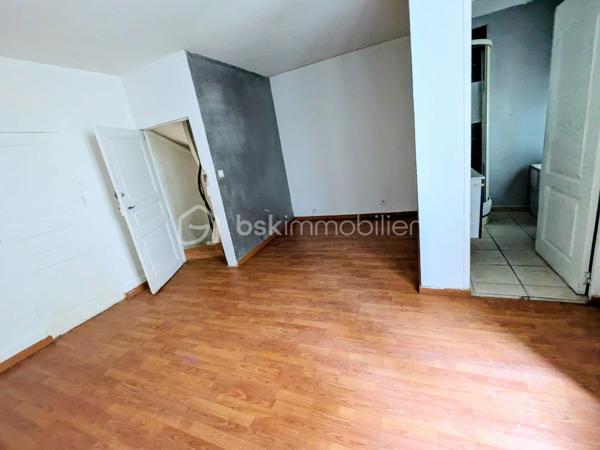 Appartement atypique au cœur d’Annonay – Place des Cordeliers

Venez découvrir cet appartement atypique et plein de charme, idéalement situé en plein centre d’Annonay, sur la très prisée Place des Cordeliers.

Situé dans un immeuble intimiste composé uniquement d’un commerce au rez-de-chaussée et de cet appartement, ce bien offre un cadre de vie original et agréable, à proximité immédiate de toutes les commodités.

L’appartement se répartit sur 4 niveaux :

1er niveau : une cuisine ouverte sur un salon lumineux et convivial.
2ème niveau : deux chambres, dont une disposant de sa propre salle d’eau avec WC.
3ème niveau : une troisième chambre avec salle de bain et un grand dressing.
4ème niveau : des combles aménagés en une véritable suite parentale, avec salle d’eau et WC.

Grâce à sa configuration et à ses volumes, ce bien peut parfaitement convenir à un jeune couple, à un projet de colocation, ou représenter une opportunité intéressante pour un investisseur.

🚗 Des places de parking située à proximité complète ce bien.

✨ Un home staging a été réalisé afin de vous permettre de mieux vous projeter dans les différents espaces et de révéler tout le potentiel de cet appartement.

Un bien atypique, rare en centre-ville, à découvrir sans tarder !