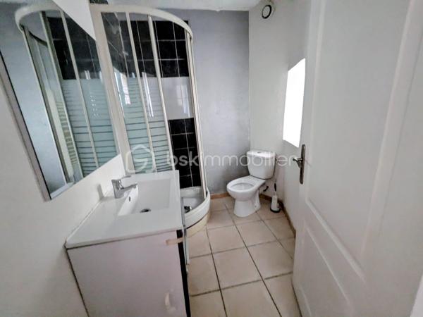 Appartement atypique au cœur d’Annonay – Place des Cordeliers

Venez découvrir cet appartement atypique et plein de charme, idéalement situé en plein centre d’Annonay, sur la très prisée Place des Cordeliers.

Situé dans un immeuble intimiste composé uniquement d’un commerce au rez-de-chaussée et de cet appartement, ce bien offre un cadre de vie original et agréable, à proximité immédiate de toutes les commodités.

L’appartement se répartit sur 4 niveaux :

1er niveau : une cuisine ouverte sur un salon lumineux et convivial.
2ème niveau : deux chambres, dont une disposant de sa propre salle d’eau avec WC.
3ème niveau : une troisième chambre avec salle de bain et un grand dressing.
4ème niveau : des combles aménagés en une véritable suite parentale, avec salle d’eau et WC.

Grâce à sa configuration et à ses volumes, ce bien peut parfaitement convenir à un jeune couple, à un projet de colocation, ou représenter une opportunité intéressante pour un investisseur.

🚗 Des places de parking située à proximité complète ce bien.

✨ Un home staging a été réalisé afin de vous permettre de mieux vous projeter dans les différents espaces et de révéler tout le potentiel de cet appartement.

Un bien atypique, rare en centre-ville, à découvrir sans tarder !