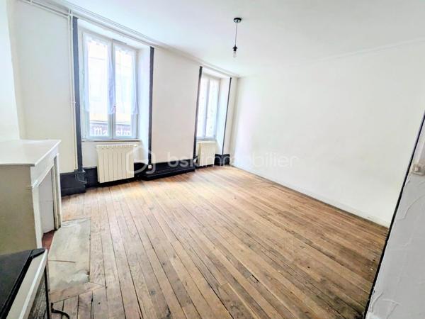 Appartement atypique au cœur d’Annonay – Place des Cordeliers

Venez découvrir cet appartement atypique et plein de charme, idéalement situé en plein centre d’Annonay, sur la très prisée Place des Cordeliers.

Situé dans un immeuble intimiste composé uniquement d’un commerce au rez-de-chaussée et de cet appartement, ce bien offre un cadre de vie original et agréable, à proximité immédiate de toutes les commodités.

L’appartement se répartit sur 4 niveaux :

1er niveau : une cuisine ouverte sur un salon lumineux et convivial.
2ème niveau : deux chambres, dont une disposant de sa propre salle d’eau avec WC.
3ème niveau : une troisième chambre avec salle de bain et un grand dressing.
4ème niveau : des combles aménagés en une véritable suite parentale, avec salle d’eau et WC.

Grâce à sa configuration et à ses volumes, ce bien peut parfaitement convenir à un jeune couple, à un projet de colocation, ou représenter une opportunité intéressante pour un investisseur.

🚗 Des places de parking située à proximité complète ce bien.

✨ Un home staging a été réalisé afin de vous permettre de mieux vous projeter dans les différents espaces et de révéler tout le potentiel de cet appartement.

Un bien atypique, rare en centre-ville, à découvrir sans tarder !