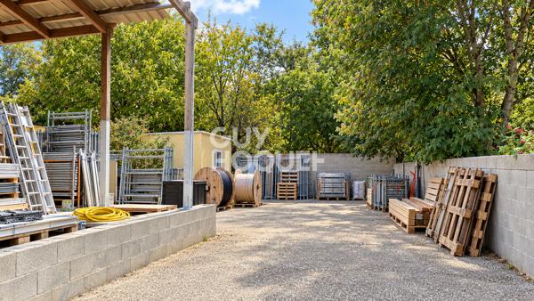 Local professionnel avec showroom et entrepôt  ! Parcelle de 530 m²