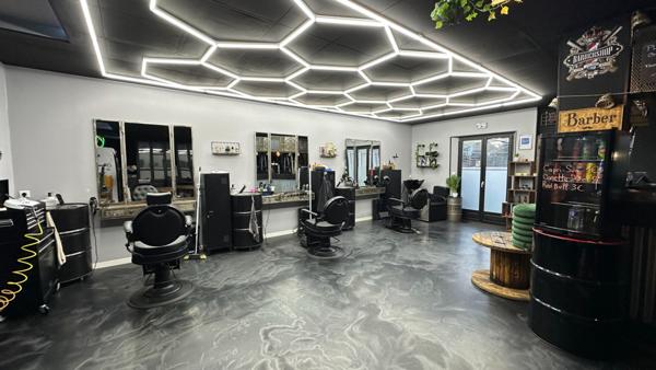 Fonds de commerce d'activité de salon coiffure-barbier, bar et location de bien immobilier à Compiègne