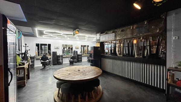 Fonds de commerce d'activité de salon coiffure-barbier, bar et location de bien immobilier à Compiègne