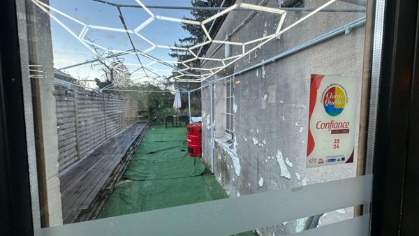 Fonds de commerce d'activité de salon coiffure-barbier, bar et location de bien immobilier à Compiègne