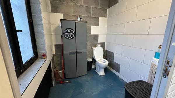 Fonds de commerce d'activité de salon coiffure-barbier, bar et location de bien immobilier à Compiègne